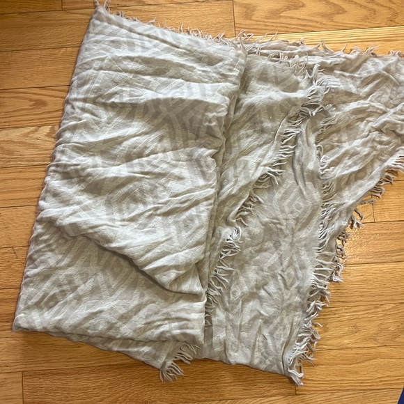 Aritzia Blanket Scarf - Picture 1 of 3